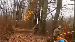 ❌🇺🇦 Soldado ucraniano da saludo nazi al confundir dron ruso