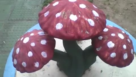 3 red mushrooms with white spots, it's made of stone, work of art! [Nature & Animals]