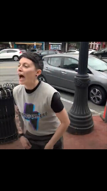 Mujer llama "fascistas" a manifestantes que portan una pancarta sobre mujeres