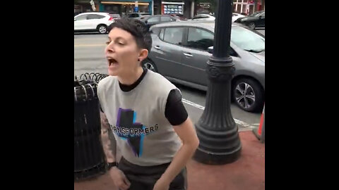 Mujer llama "fascistas" a manifestantes que portan una pancarta sobre mujeres