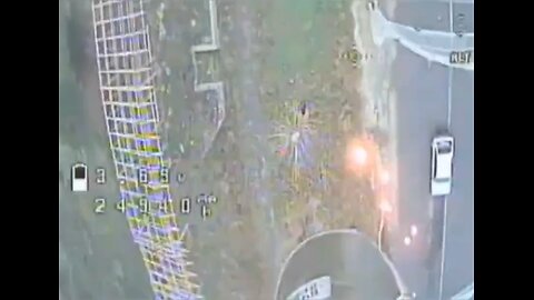 🇷🇺🇺🇦 Russian troops are burning out anti-drone nets using a