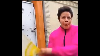 Mujer golpea a conductor por estacionarse frente a su domicilio