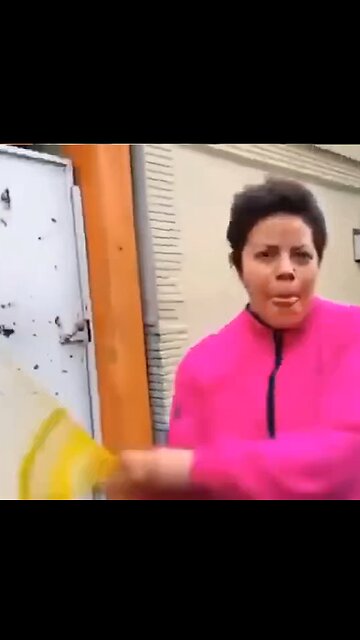 Mujer golpea a conductor por estacionarse frente a su domicilio