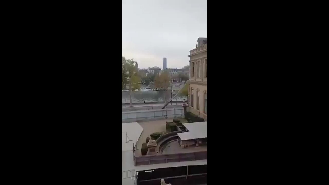 A video allegedly showing robbers escaping from the Louvre