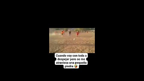 Despejó pero la pequeña piedra 🤣⚽🔥💯 #fulbol #amigos #Todos #barrio