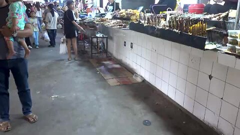 hard work women at the market Cambodia 🇰🇭 street food. Asia