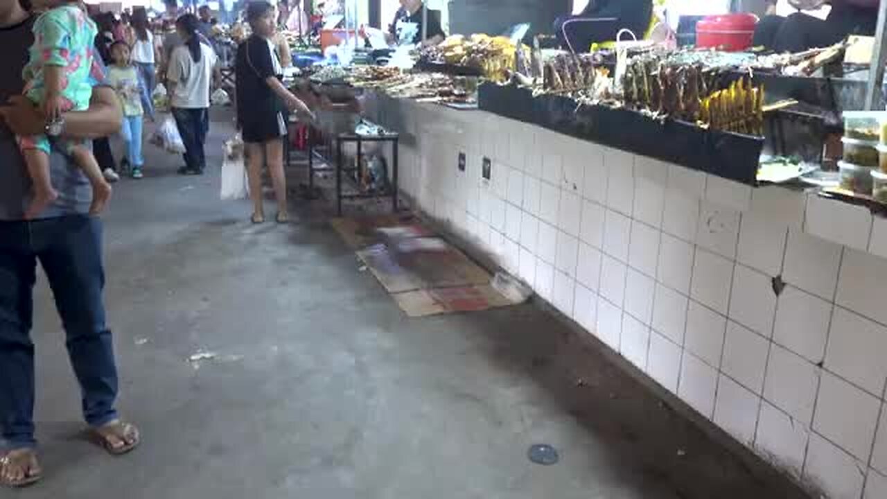 hard work women at the market Cambodia 🇰🇠street food. Asia
