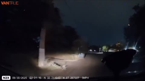 Une étrange figure humanoïde filmée par un chauffeur Uber tard dans la nuit à Dallas