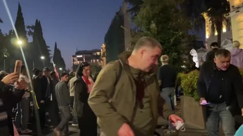 🇬🇪 Protesters in Tbilisi began storming the presidential palace!