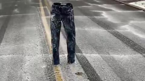 A guy in the US showed how cold the weather was in a snowstorm area. 😂