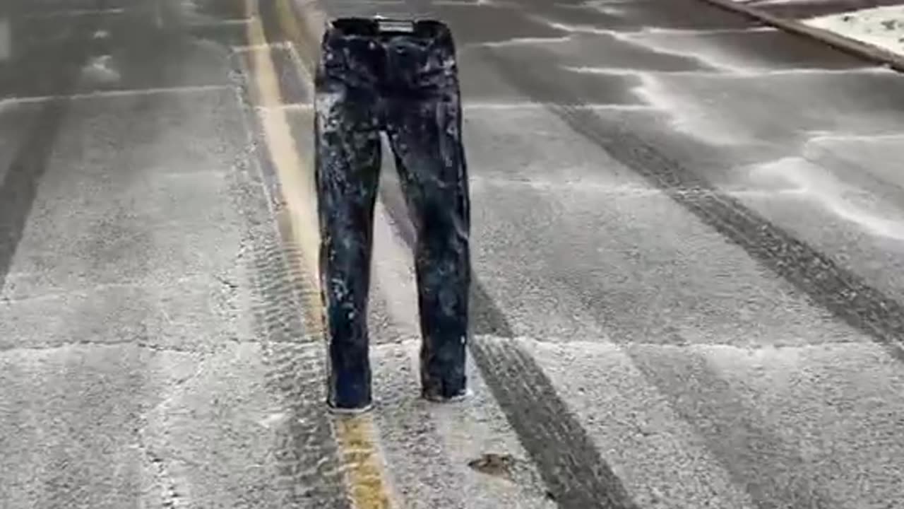 A guy in the US showed how cold the weather was in a snowstorm area. 😂
