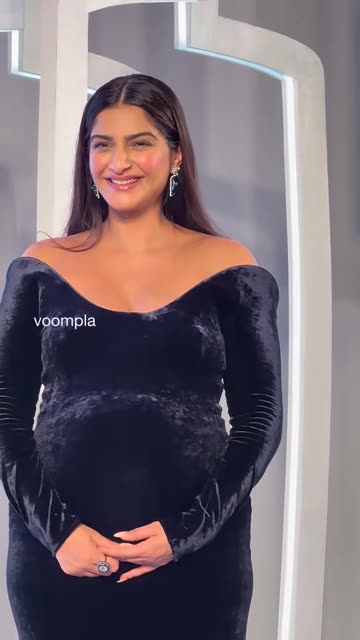 second time pregnant sonam kapoor seen making an event entry in Lower Parel.mp4