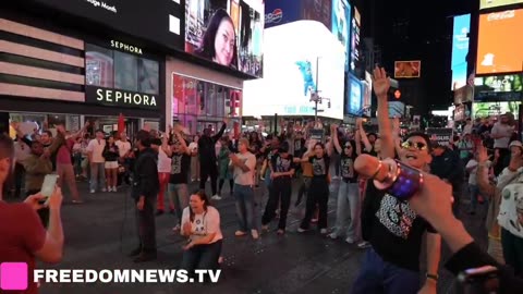 NYC: Times Square Jesus people meet Pro-Palestine Protesters