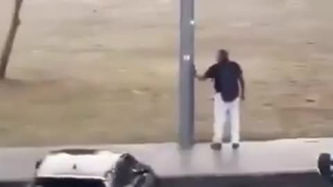 BREAKING: Video shows the moment a civilian disarming a Bondi Beach shooter