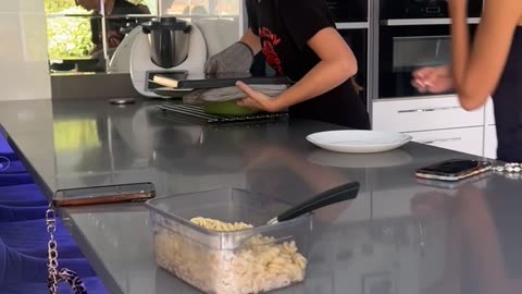 Flexible Shoulders Successfully Flip Pot
