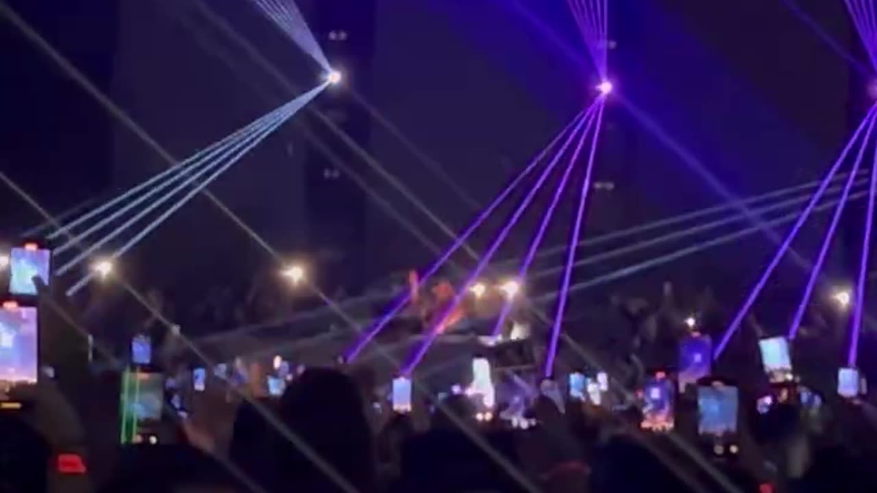 CARL COX PLAYING HORATIO - DIVERTIR