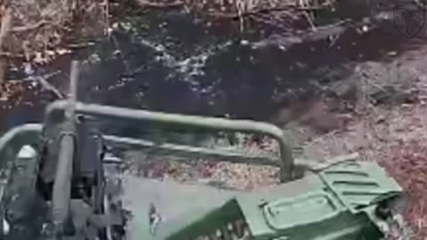 🔫🤖 A ground drone with a remote-controlled machine gun destroys a Russian soldier