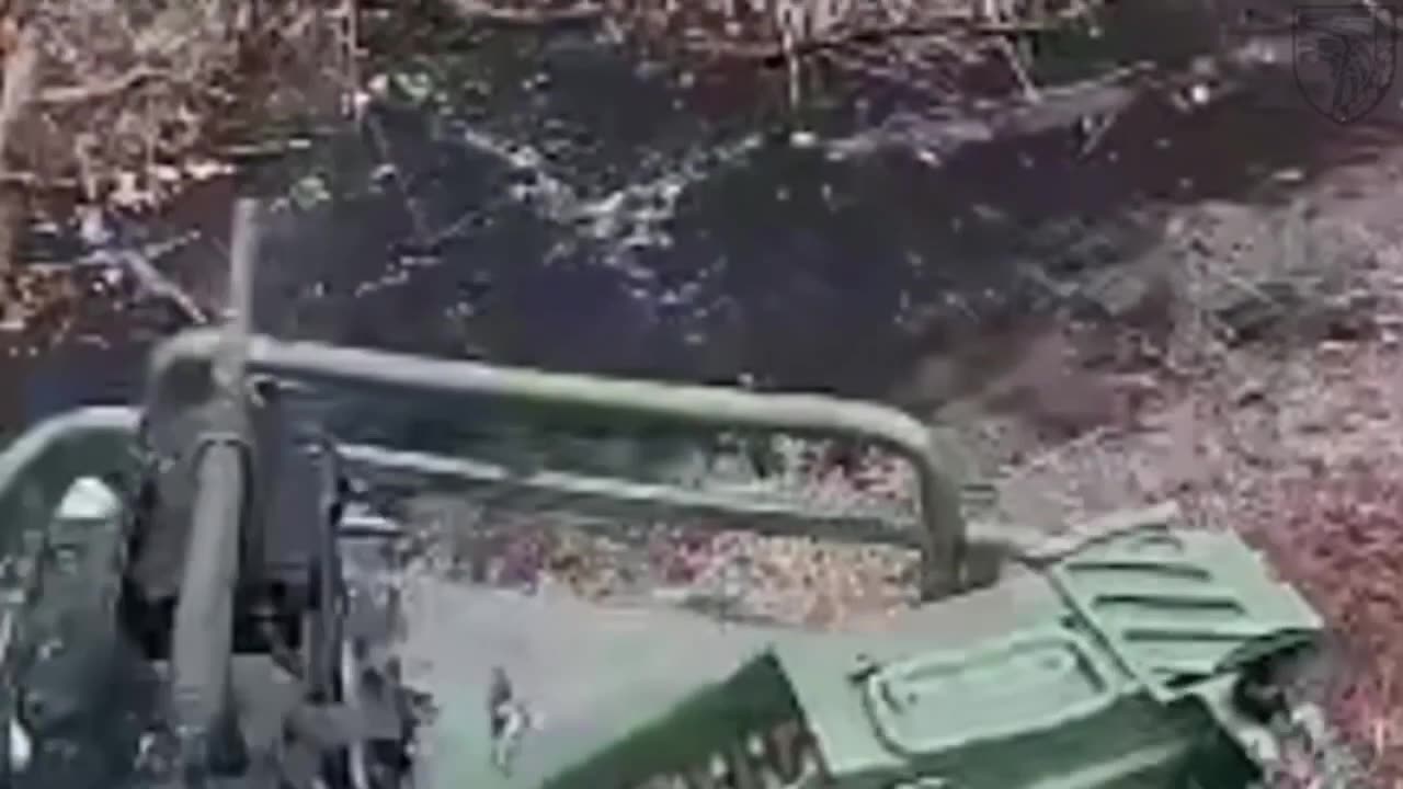 🔫🤖 A ground drone with a remote-controlled machine gun destroys a Russian soldier