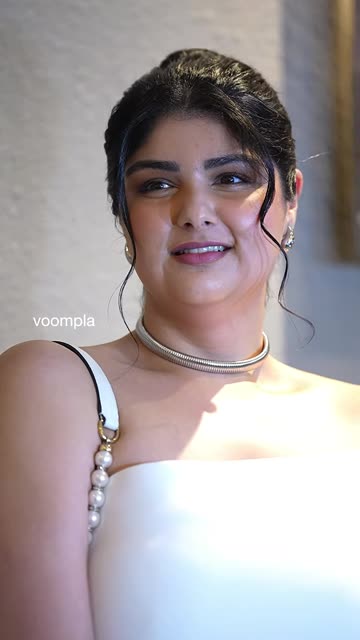 arjun kapoor’s sister anshula kapoor seen getting clicked at an event in lower parel.mp4