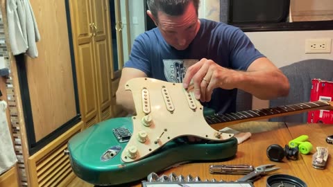 🔧 Fixing "Tiff" – My 1995 Fender Strat '62 Reissue | Blakgraz Road Repairs