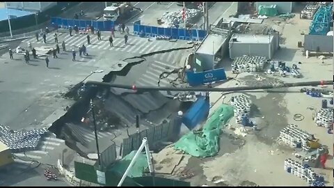 OMG!!! A HUGE HOLE Breaks Out in the Middle of a Road in Shanghai!