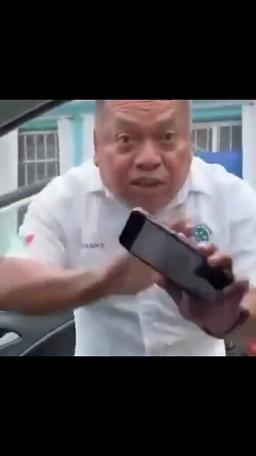 Turista interviene en altercado entre dos taxistas en México