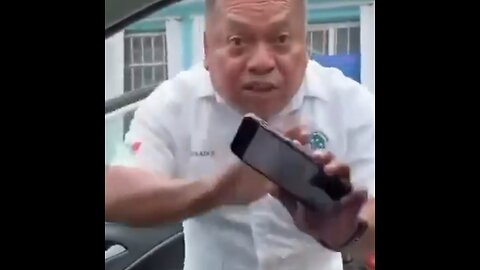 Turista interviene en altercado entre dos taxistas en México