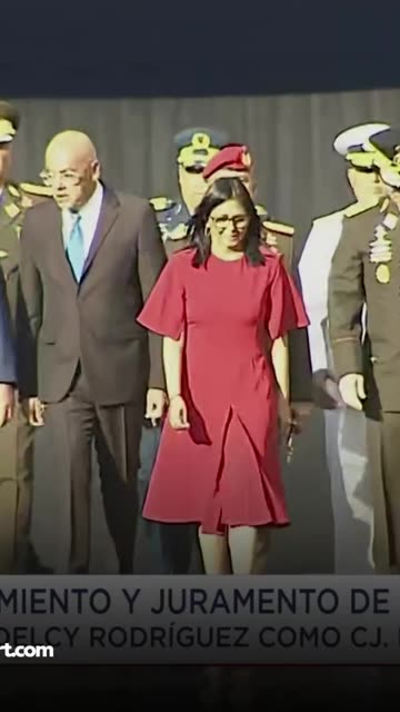 Delcy Rodríguez recibe insignias como comandante en jefe de la Fuerza Armada