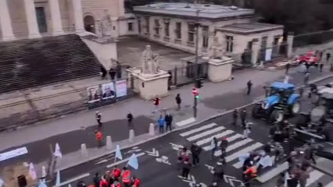 🇫🇷 🔥 France on Fire: Paris again blocked by tractors
