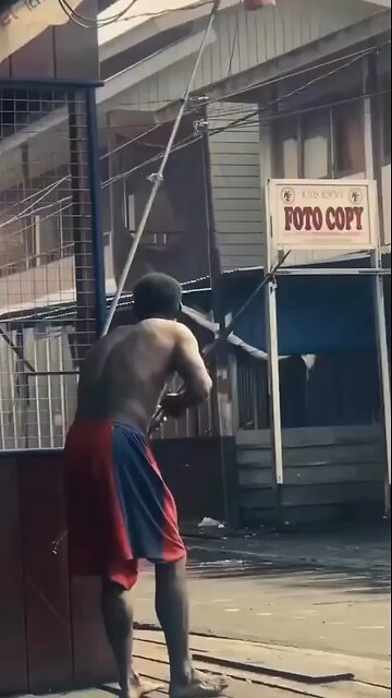 Street fighting in Papua New Guinea.