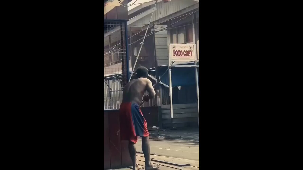 Street fighting in Papua New Guinea.