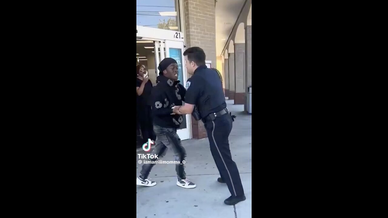 Thug tried to pull a knife on CVS employee