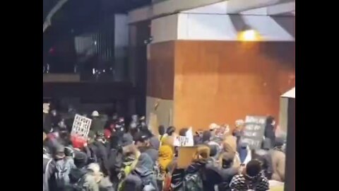 👮‍♂️ 🇺🇸 Portland, Ore. (Jan. 24) — A violent far-left mob has