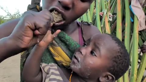 Woow... 😳🤤😜.. Unbelievable see how litle baby grab food from her mom