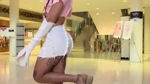 A singer tgirl to you admire her