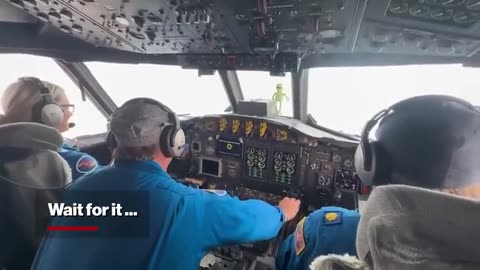 Pamje tronditëse me avionin që u përball me uraganin “Melissa”