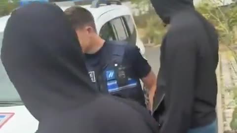 La police française humiliée par la racaille a St Nazaire