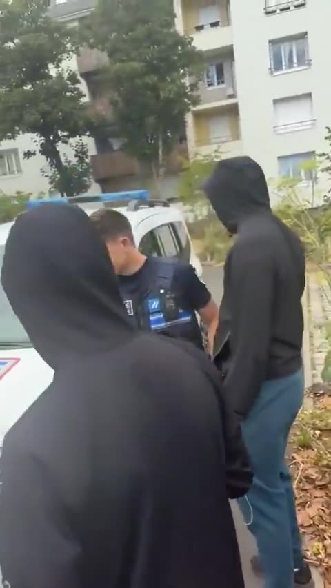 La police française humiliée par la racaille a St Nazaire