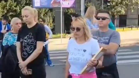 Nëna e viktimës së Novi Sadit në grevë urie përpara parlamentit serb