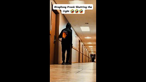 DingDong Prank Shutting the lights off #funny #scarecam #prank #viral #trend #ghoast #ghoastprank
