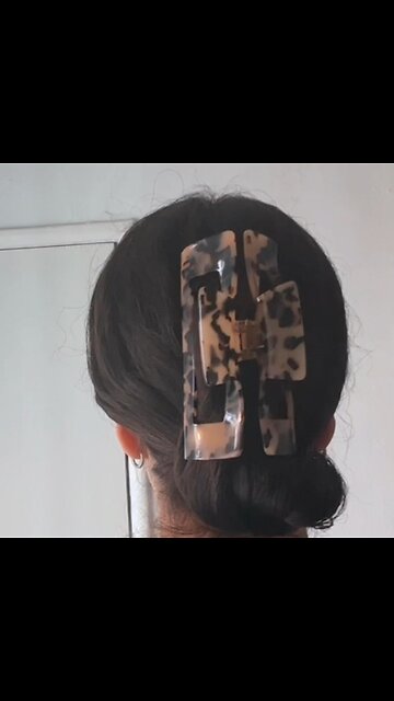 Do you need a cute hairstyle, but have thick hair with a claw clip? #aesthetic #fypシ