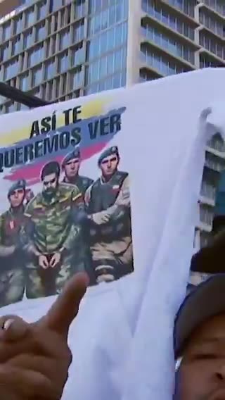 🚨BREAKING: Venezuelan patriots have tears in their eyes as they celebrate the arrest