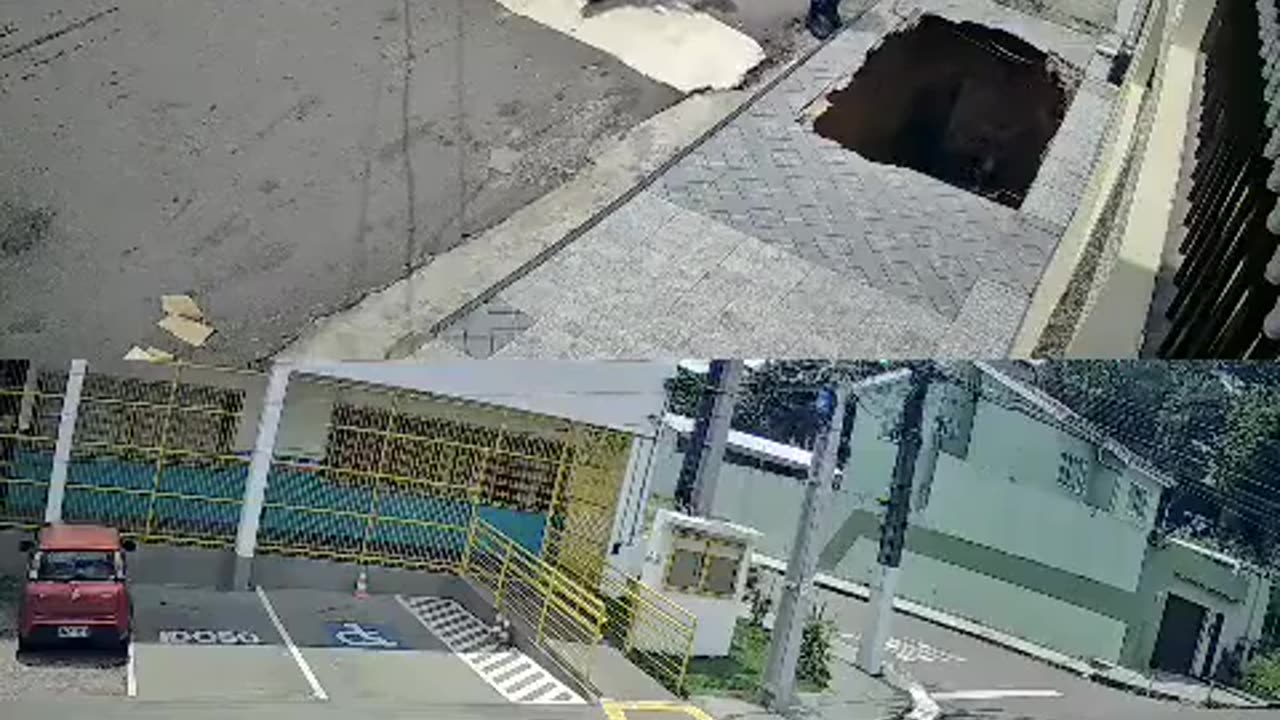 Joven cae a un hueco que se abrió de la nada en plena acera