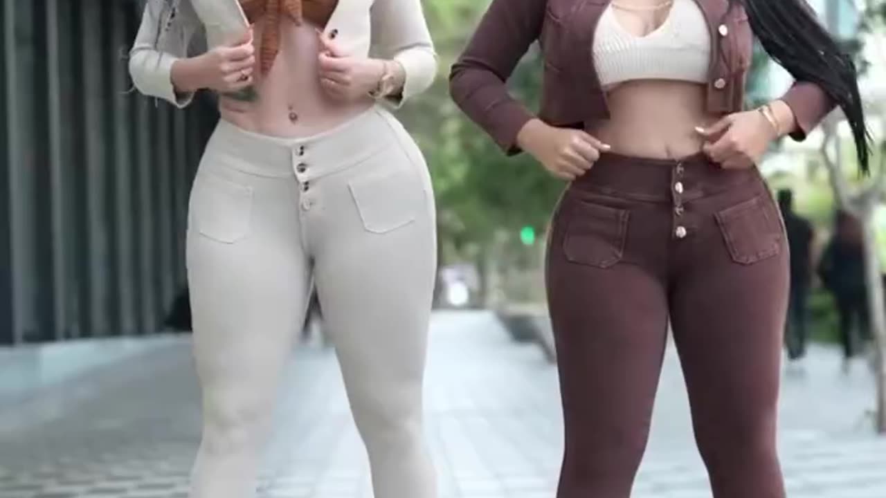 #Who likes these lady walking action