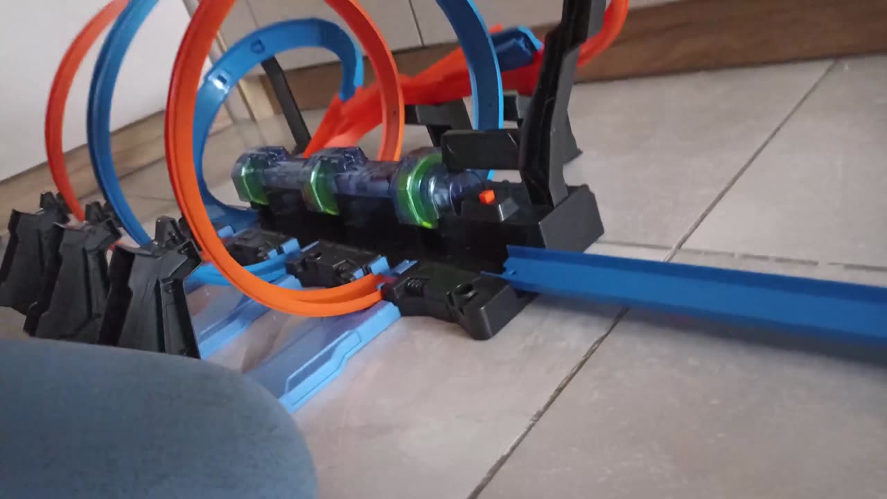 Hot Wheels Toy Car Track Set, Corkscrew Crash with 1:64 Scale Car