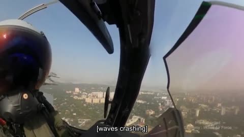🇮🇳 The Indian Air Force is shown flying in formation at an air parade