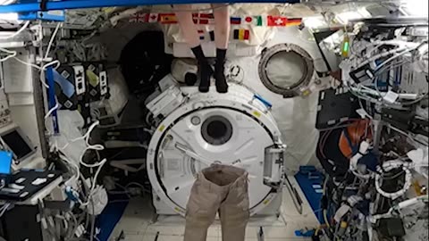 🤔🌌¿Cómo ponerse los pantalones en el espacio?