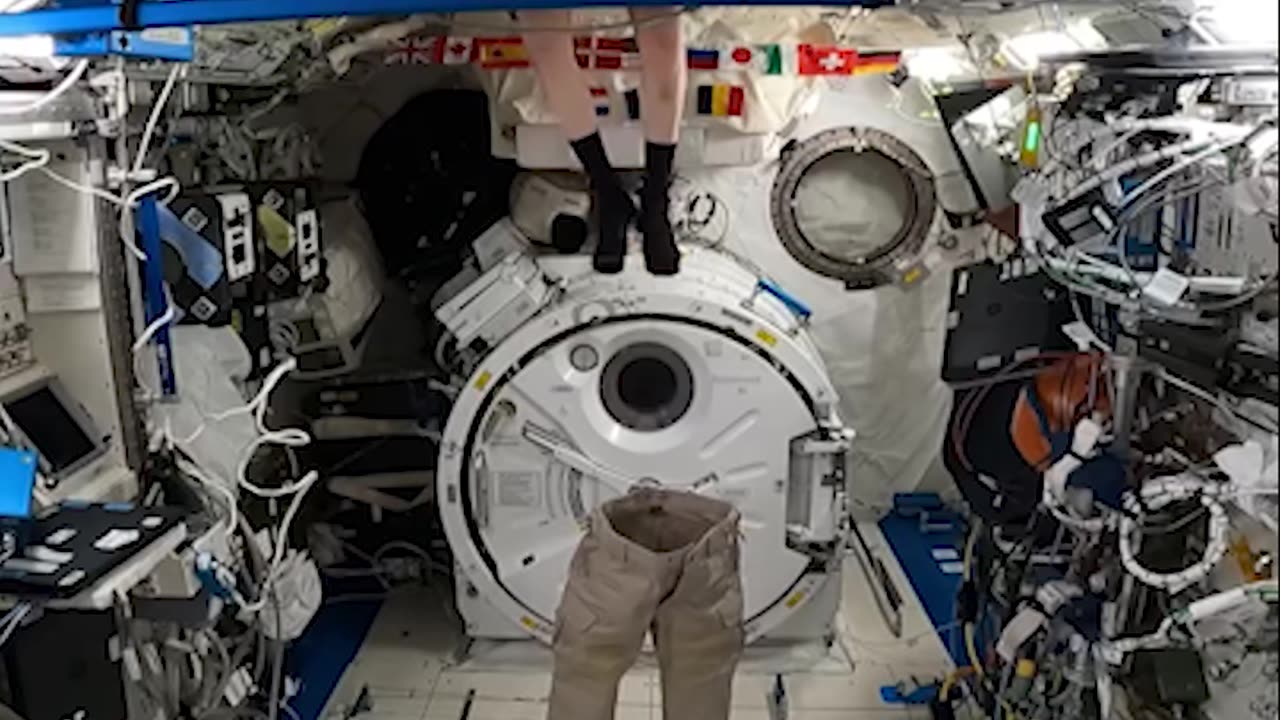 🤔🌌¿Cómo ponerse los pantalones en el espacio?