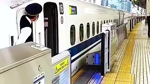 Japanese trains are awesome 😍😮