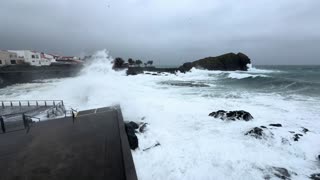 Ponta Delgada: Ondas altas / High waves 4K, Sao Miguel Azores Portugal 🇵🇹 - 01.01.2025 #weather